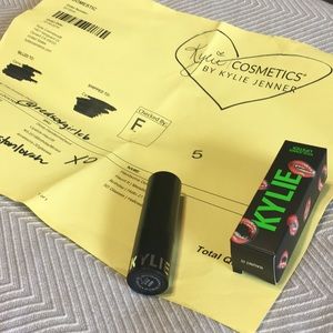 Kylie Cosmetics Makeup - New Kylie Creme Lipstick in Haunt It Kylie Cosmetics Makeup - New Kylie Creme Lipstick in Haunt It